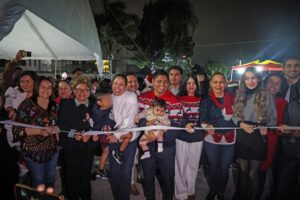El edil inauguró el “Festival Navidad en Familia 2025” con el encendido del árbol de Navidad y el corte de listón en la pista de hielo y en la iluminación del parque recreativo El Ameyal