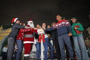 El edil inauguró el “Festival Navidad en Familia 2025” con el encendido del árbol de Navidad y el corte de listón en la pista de hielo y en la iluminación del parque recreativo El Ameyal