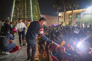 El edil inauguró el “Festival Navidad en Familia 2025” con el encendido del árbol de Navidad y el corte de listón en la pista de hielo y en la iluminación del parque recreativo El Ameyal