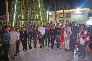 El edil inauguró el “Festival Navidad en Familia 2025” con el encendido del árbol de Navidad y el corte de listón en la pista de hielo y en la iluminación del parque recreativo El Ameyal
