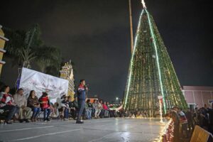 El edil inauguró el “Festival Navidad en Familia 2025” con el encendido del árbol de Navidad y el corte de listón en la pista de hielo y en la iluminación del parque recreativo El Ameyal