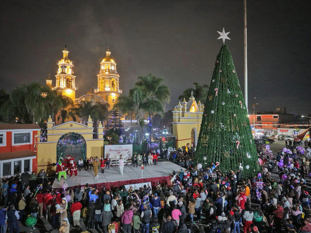 El edil inauguró el “Festival Navidad en Familia 2025” con el encendido del árbol de Navidad y el corte de listón en la pista de hielo y en la iluminación del parque recreativo El Ameyal