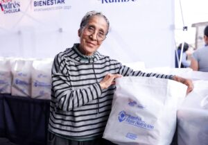 Fortalece Lupita Cuautle la nutrición familiar con 15 mil paquetes alimentarios entregados