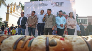 Omar Muñoz encabeza tradicional partida de “rosca de Reyes” en la cabecera municipal.