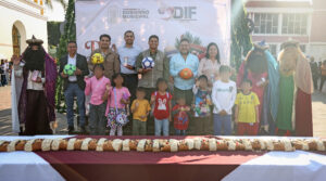 Omar Muñoz encabeza tradicional partida de “rosca de Reyes” en la cabecera municipal.
