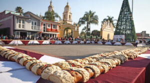 Omar Muñoz encabeza tradicional partida de “rosca de Reyes” en la cabecera municipal.