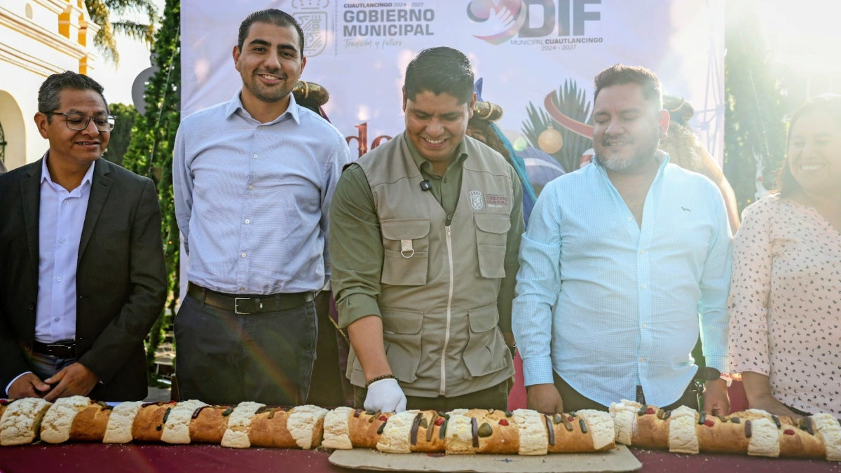 Omar Muñoz encabeza tradicional partida de “rosca de Reyes” en la cabecera municipal.
