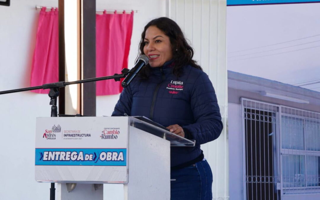 Lupita entrega nueva biblioteca en telesecundaria.