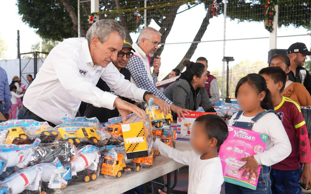 Entrega Pepe Chedraui juguetes a niñas y niños de san Andrés Azumiatla y los Ángeles Mayorazgo.