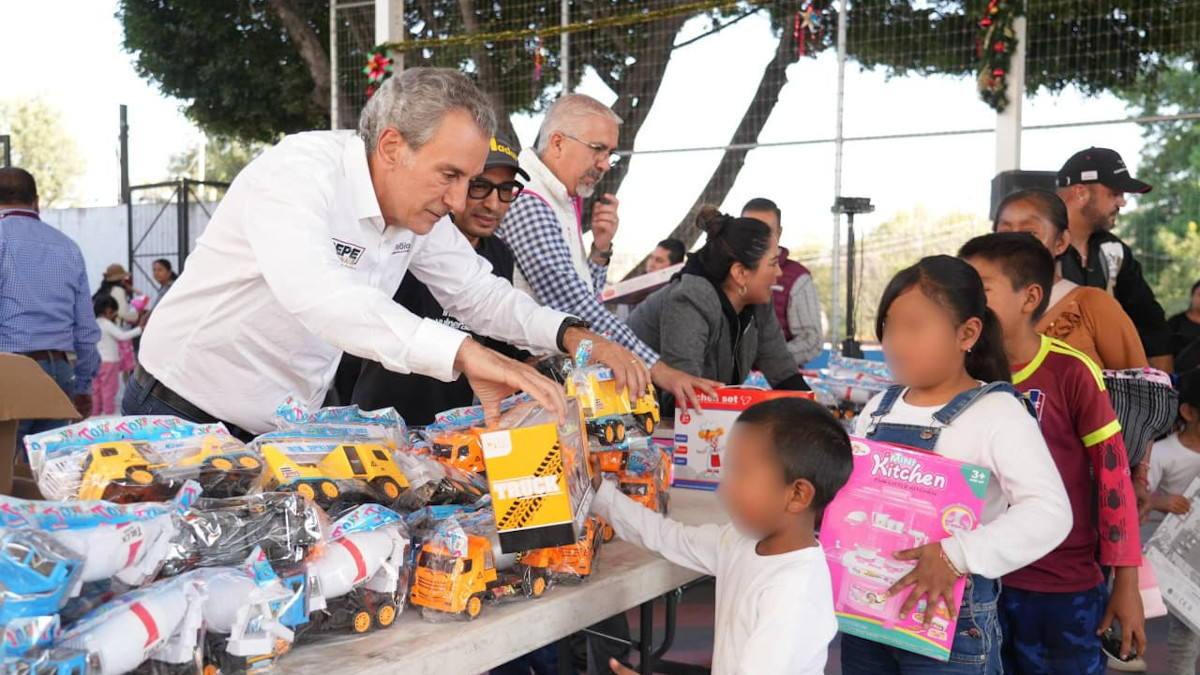 Entrega Pepe Chedraui juguetes a niñas y niños de san Andrés Azumiatla y los Ángeles Mayorazgo.