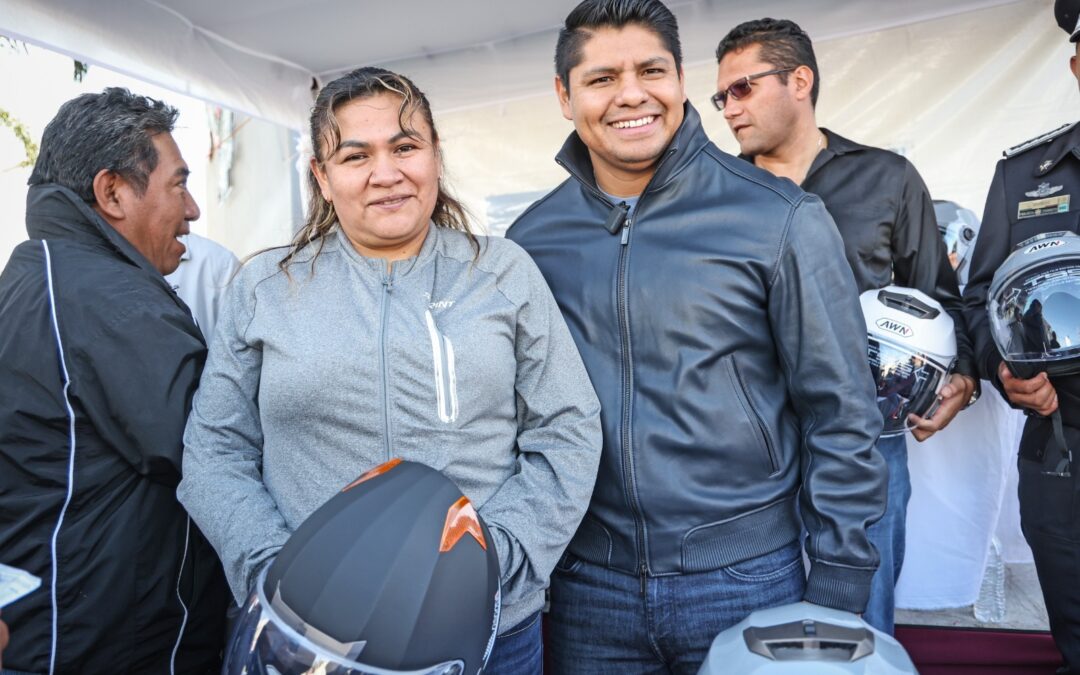 En Cuautlancingo Omar Muñoz entregó cascos certificados a Motociclistas