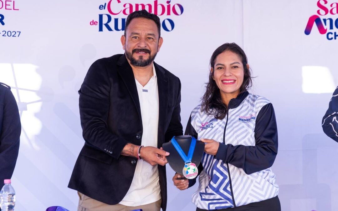 Lupita Cuautle presenta playera y medalla de la carrera «Corre por las Juventudes 2026»