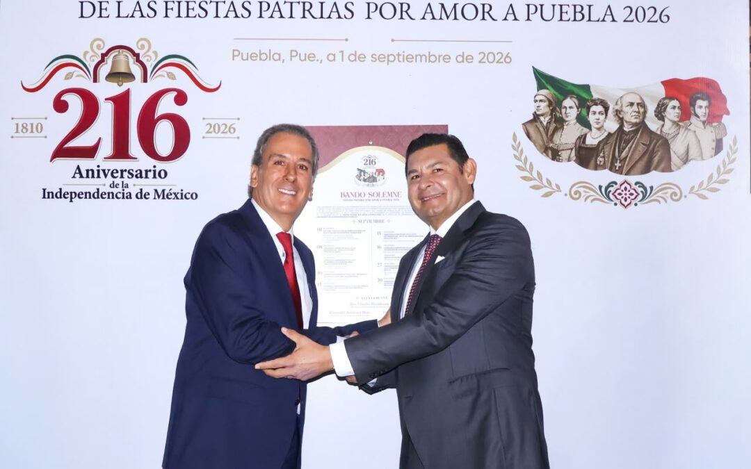 En Puebla Alejandro Armenta y Pepe Chedraui colocan Bando Solemne de las Fiestas Patrias 2026 en el Palacio Municipal