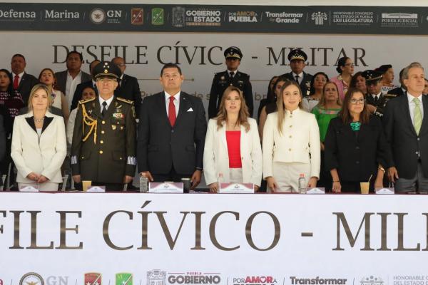 Alejandro Armenta Mier, encabezó el tradicional desfile cívico-militar por el 216 aniversario de la Independencia de México