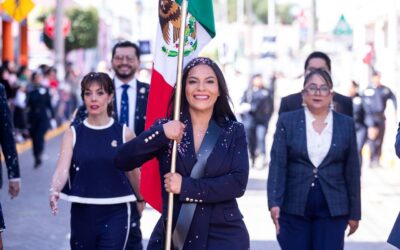 En San Andrés Cholula encabeza Lupita Cuautle desfile cívico por 216 aniversario del inicio de la independencia